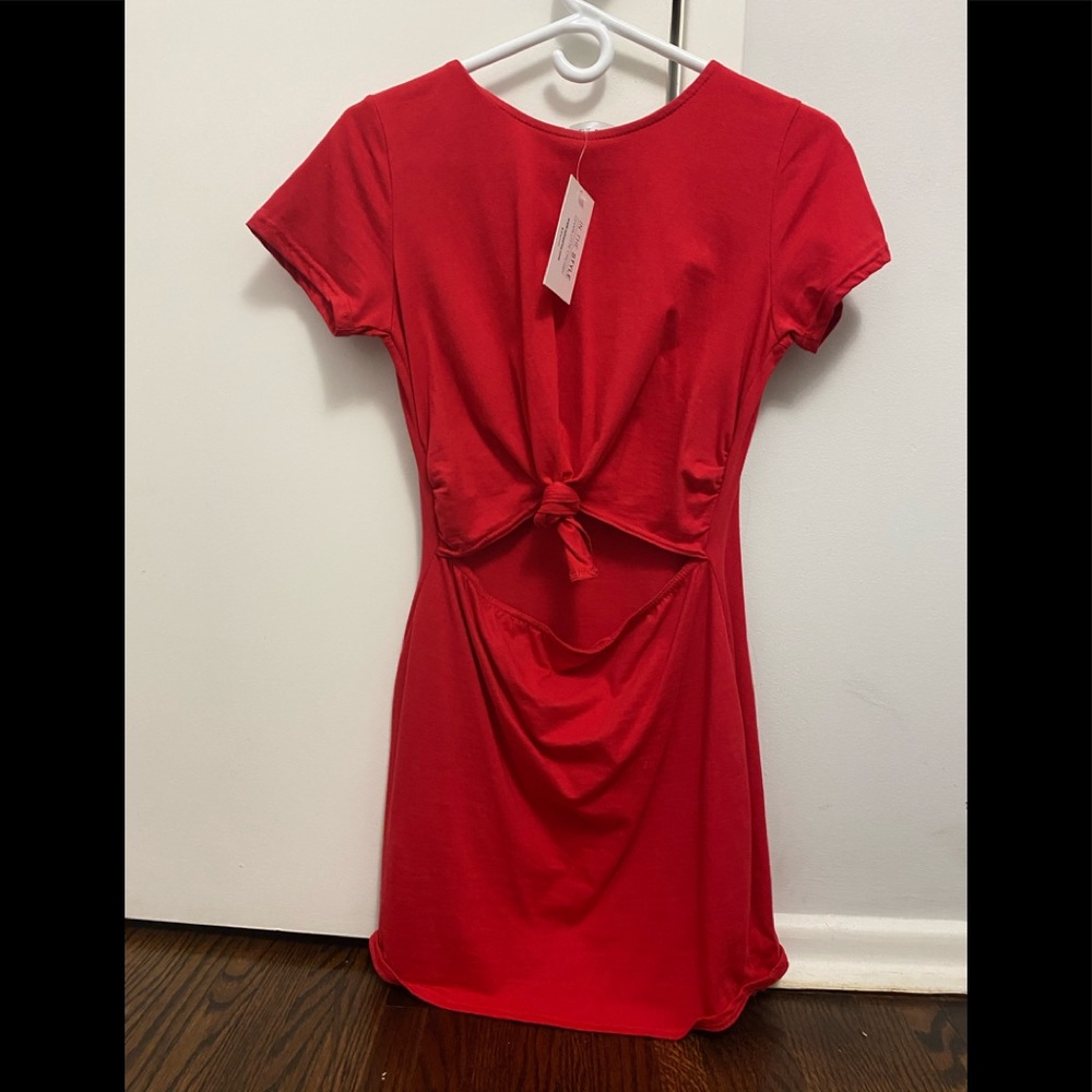 Red dresses - Picture 2 of 3